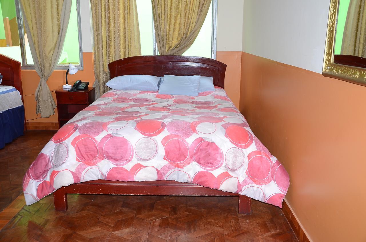Hotel Real Madrid Riobamba Buitenkant foto